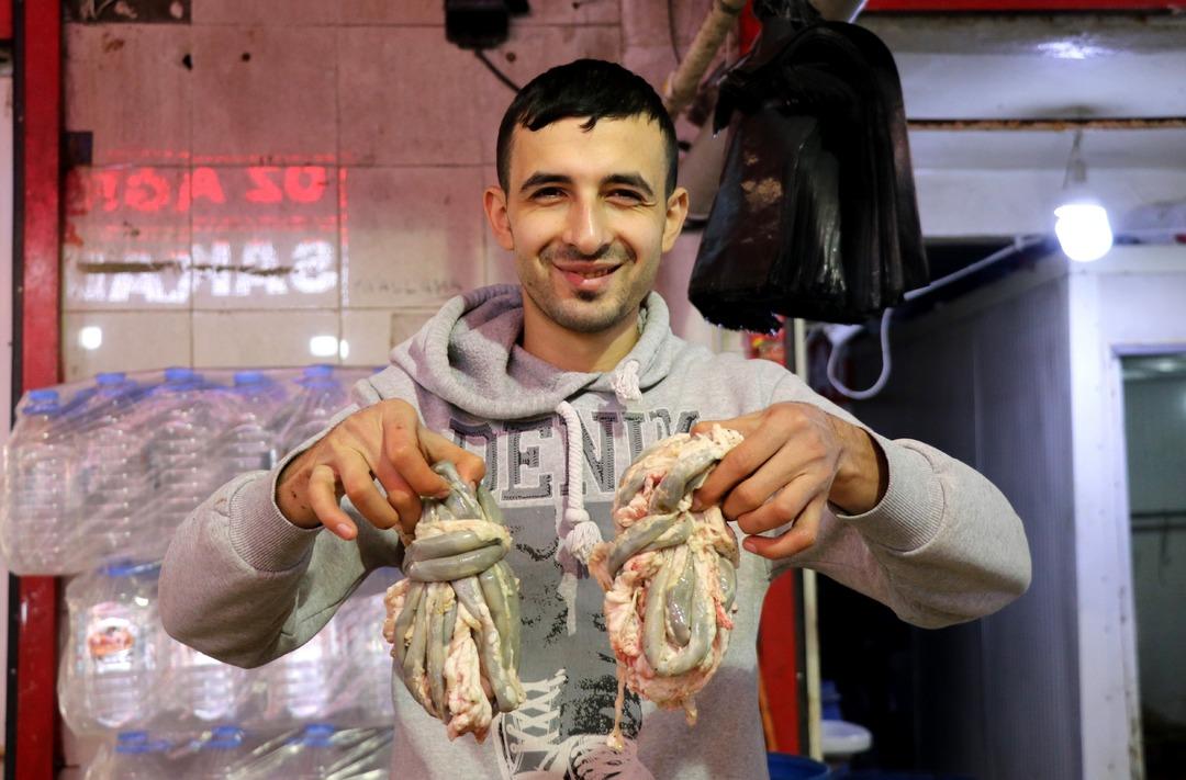 Kokore&ccedil; karaborsaya d&uuml;şt&uuml;! 3,5 kg 1 şiş kokore&ccedil;in y&uuml;zde 50 zamlanarak 150 lira oldu