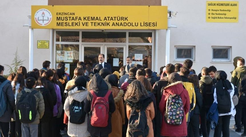 Milli Eğitim M&uuml;d&uuml;r&uuml; Aziz G&uuml;n, &ouml;ğrencilerle bir araya geldi