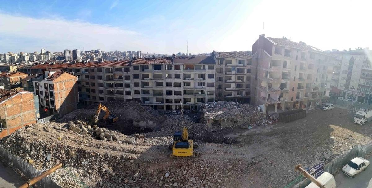Bağcılar&rsquo;daki tehlikeli binalar kontroll&uuml; olarak yıkılıyor