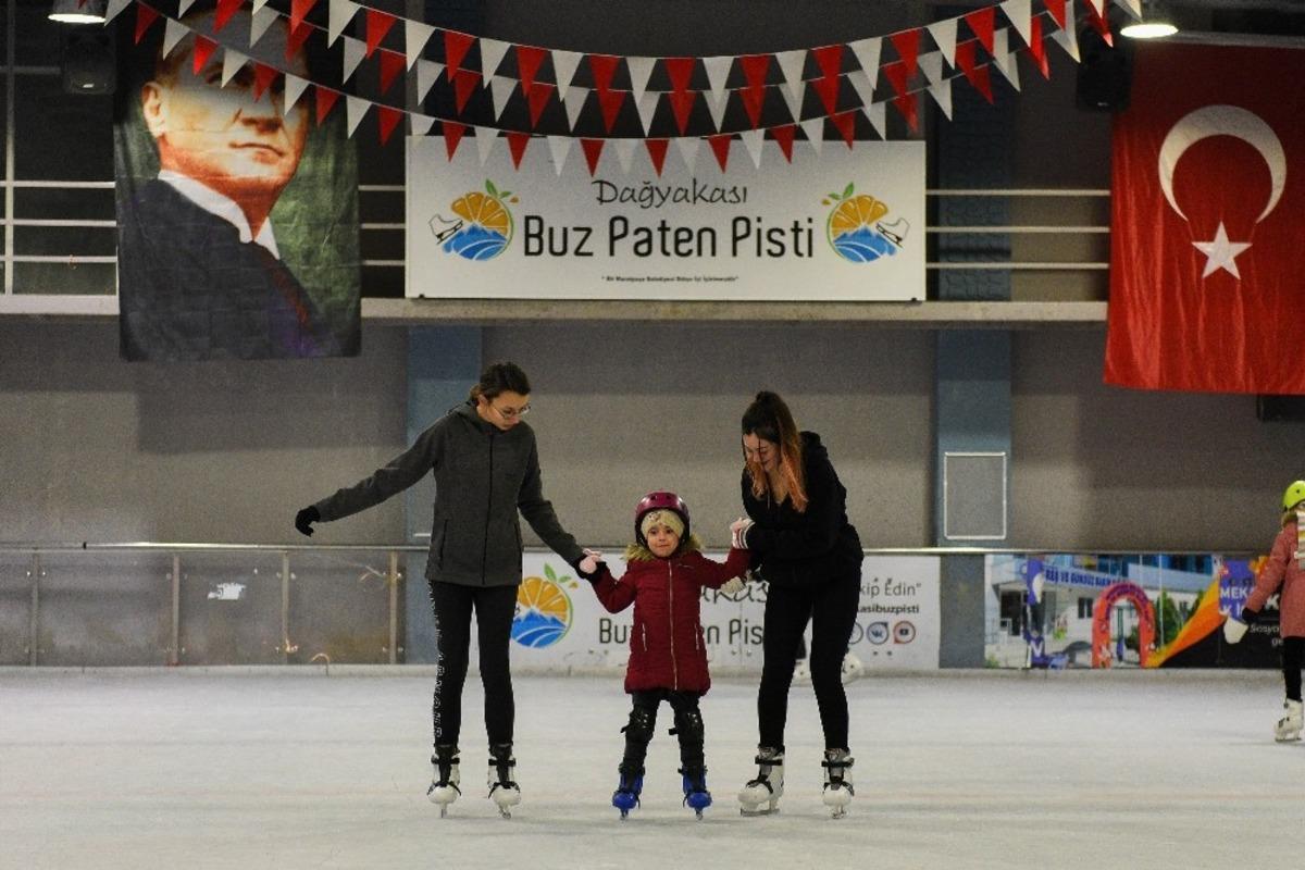 Antalya&rsquo;nın &ccedil;ocukları buzda kaymayı &ouml;ğreniyor