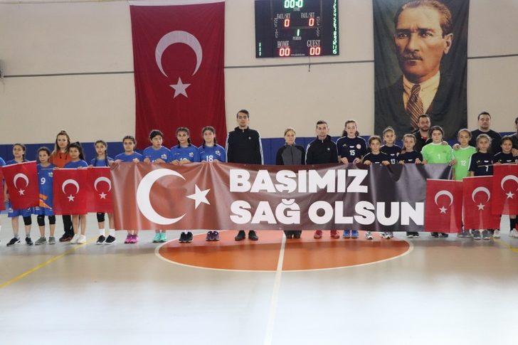 Karaman’da sporcular "Başımız Sağ Olsun" pankartı açtı G2
