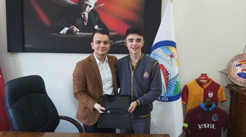 B&ouml;lge birincisi olan T&uuml;rkelili &ouml;ğrenci &ouml;d&uuml;llendirildi