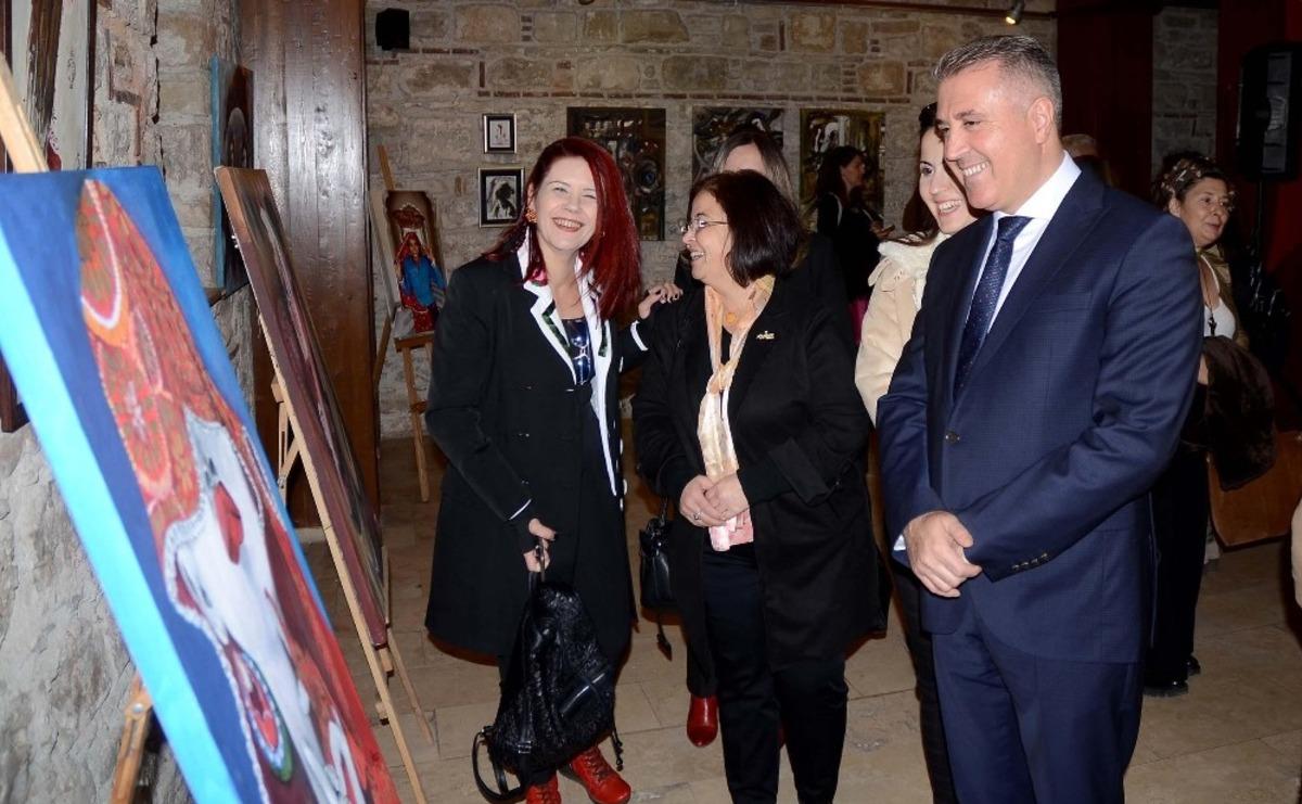 Kuşadası&rsquo;nda 16 kadın ressamın eserlerinin yer aldığı sergi a&ccedil;ıldı