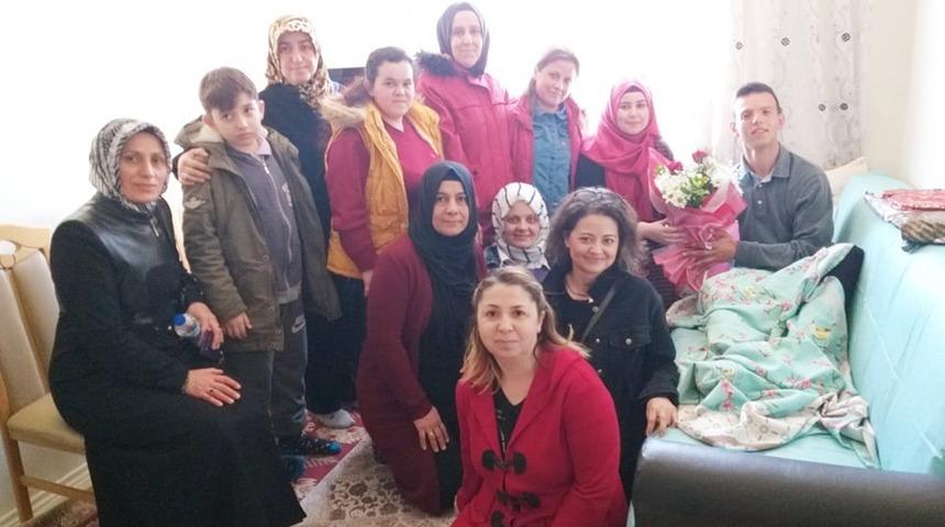 Kurs eğitmeni kursiyerleri ile birlikte İdlib gazisi Ertemiz&rsquo;i ziyaret etti