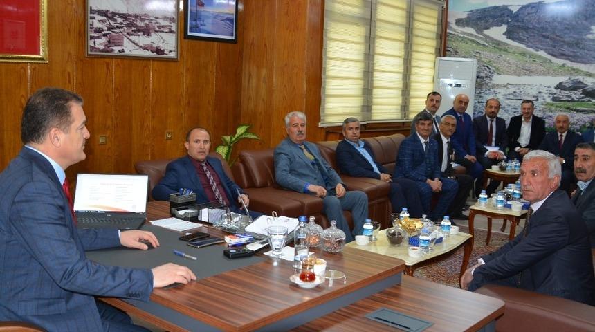 Vali Akbıyık muhtarlarla bir araya geldi