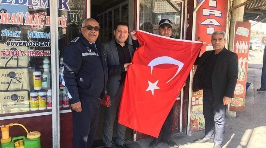 Kilis’te esnafa Türk Bayrağı dağıtılıyor