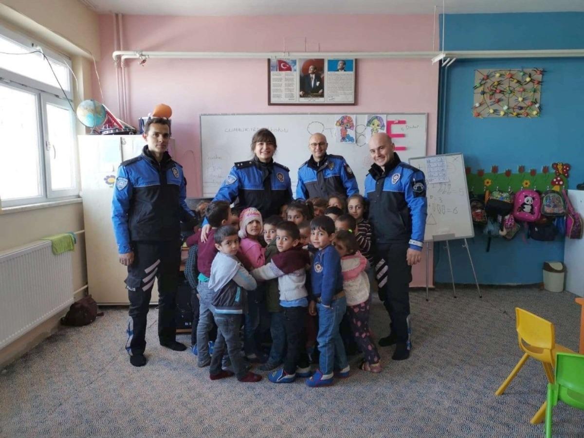 Hakkari polisi Durankayalı &ouml;ğrencileri sevindirdi
