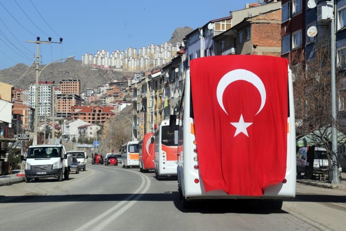 G&uuml;m&uuml;şhane&rsquo;de dolmuş&ccedil;ular &lsquo;Bahar Kalkanı&rsquo; operasyonuna destek &ccedil;ıktı