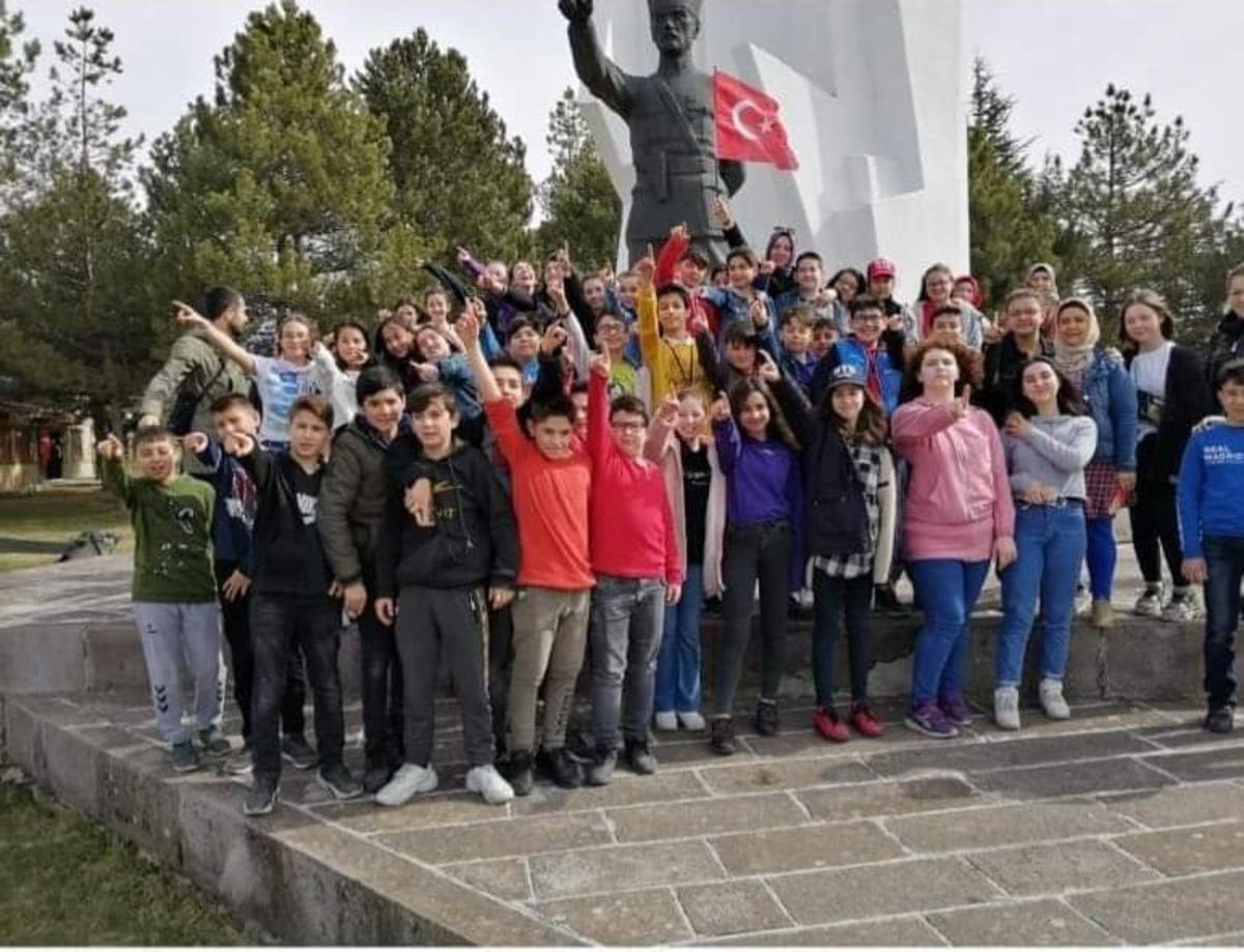 Ortaokul &ouml;ğrencileri Dumlupınar Şehitliğini ziyaret etti