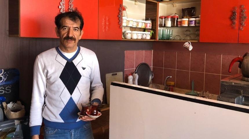 Bir g&uuml;nl&uuml;k gelirini TSK&rsquo;ya bağışladı