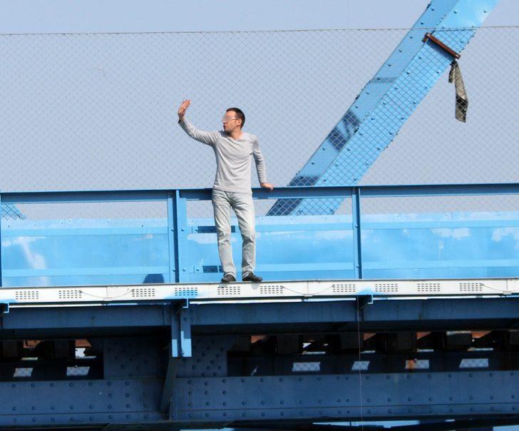 Ailesinin gözleri önünde intihar etti! Sinir krizi geçirdiler G2