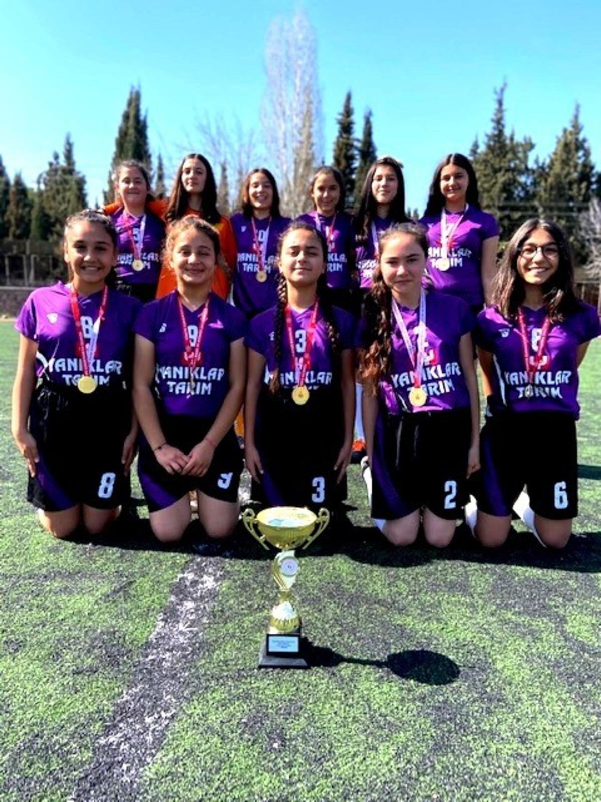 Sarıg&ouml;ll&uuml; kızlar futbolda Manisa şampiyonu oldu