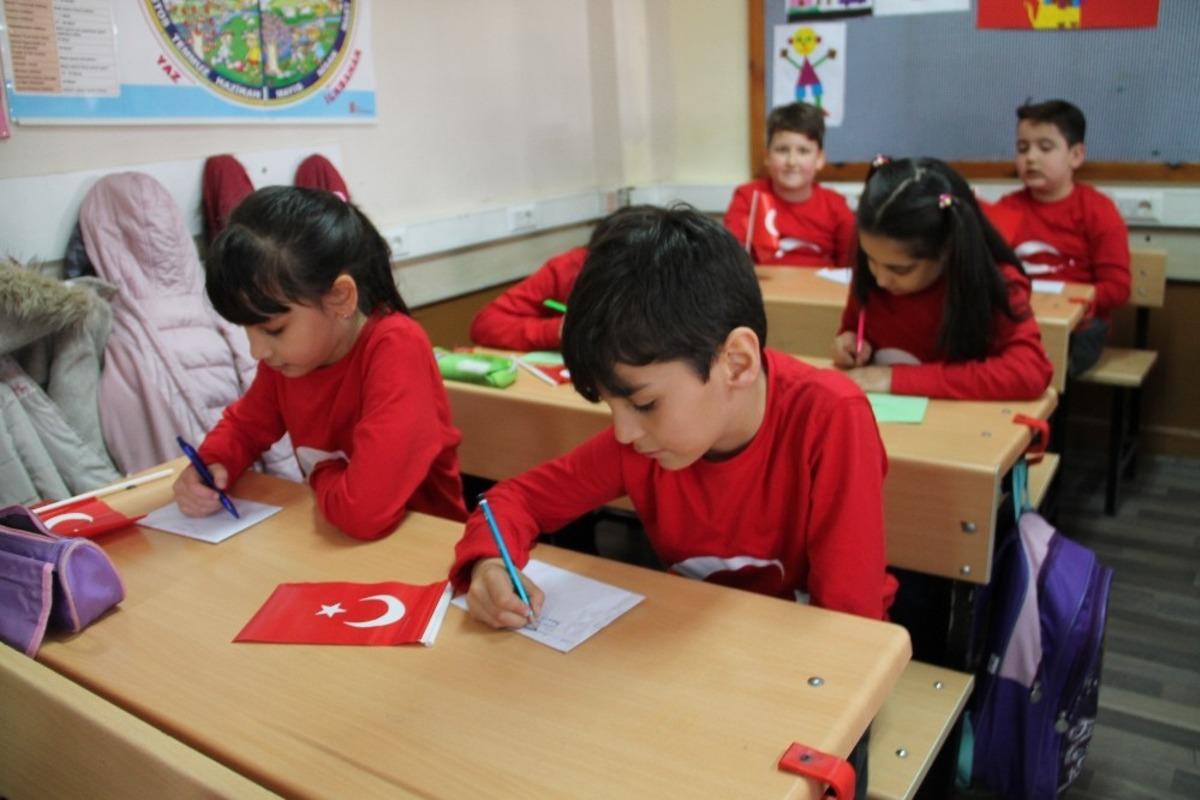 &Ouml;ğrencilerden Mehmet&ccedil;iğe mektuplu, T&uuml;rk bayraklı destek