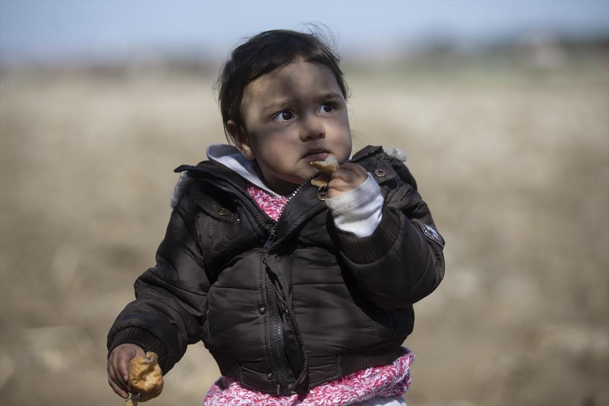 Yunanistan'a gitmek isteyen d&uuml;zensiz g&ouml;&ccedil;menlerin sınırdan ge&ccedil;işi s&uuml;r&uuml;yor