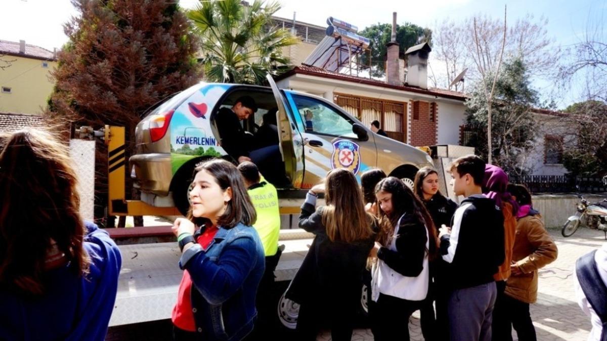 Emniyet kemerinin &ouml;nemini sim&uuml;lasyon aracı ile test ettiler