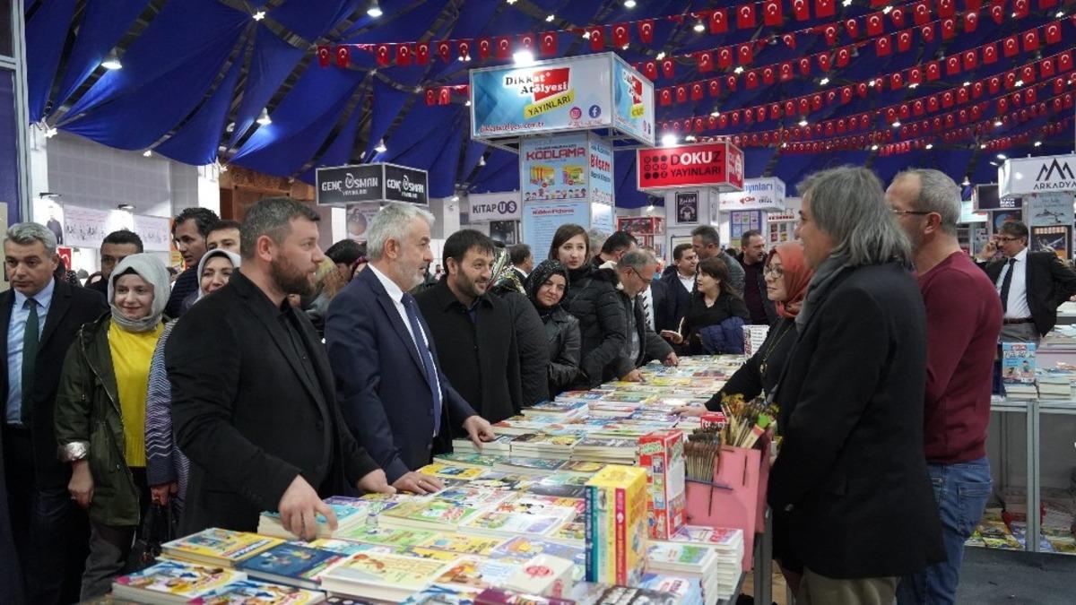 Fuarda &ccedil;ocuklar hem kitap hem de fidan alıyor