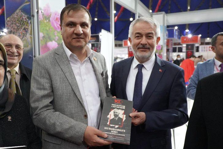 Fuarda çocuklar hem kitap hem de fidan alıyor G1