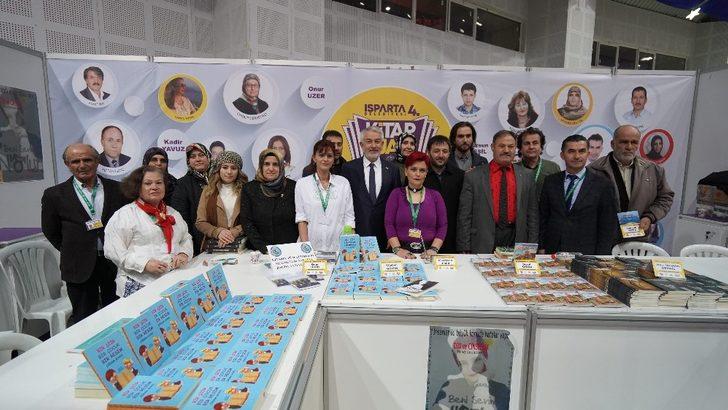 Fuarda çocuklar hem kitap hem de fidan alıyor G2