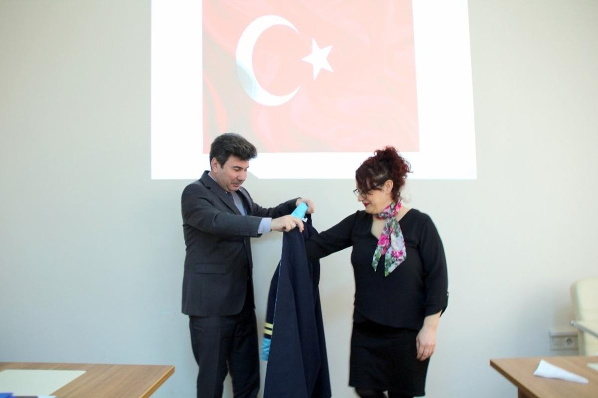 Do&ccedil;entler c&uuml;bbe giydi