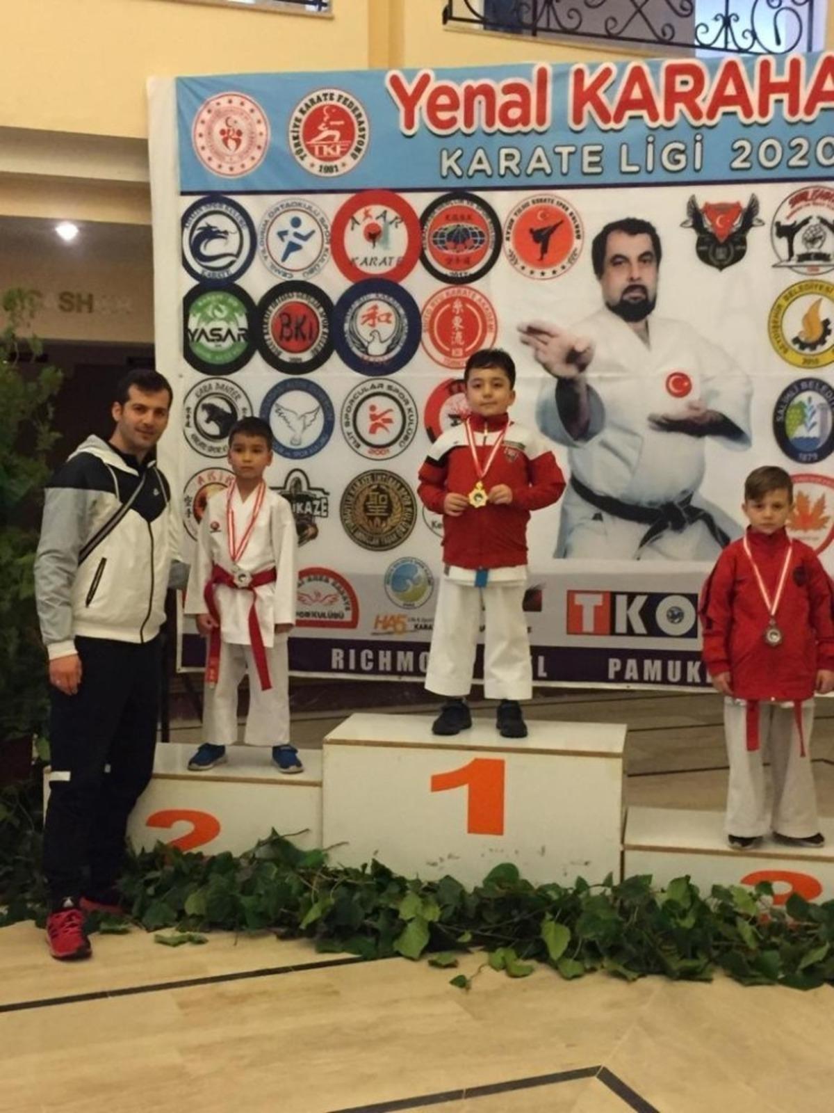 K&uuml;&ccedil;&uuml;k karateciler dereceleriyle g&ouml;z doldurdu