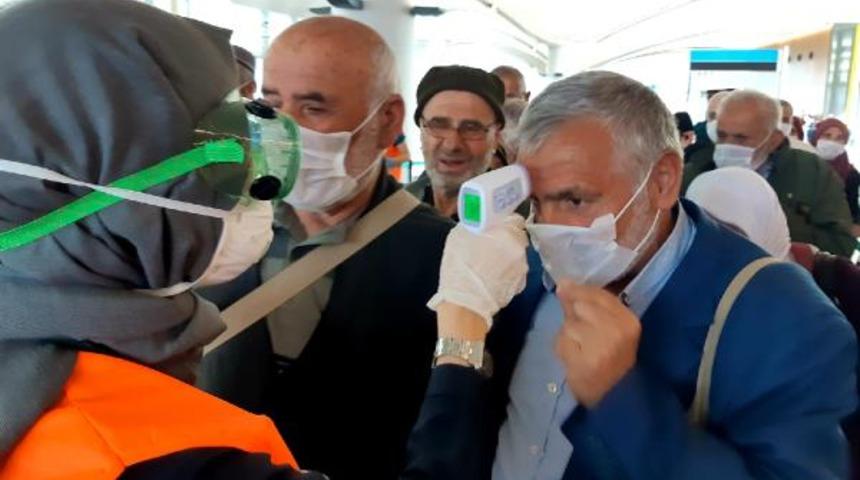 Umreden gelenlere İstanbul Havalimanı'nda koronavirüs taraması
