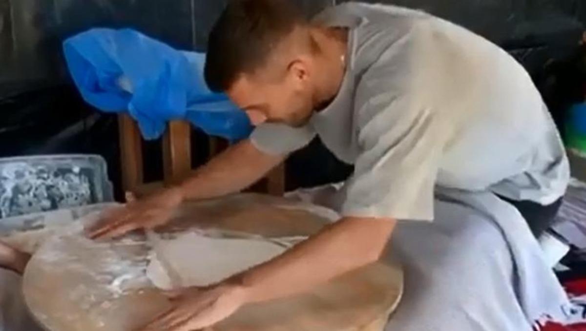 Podolski, M&uuml;sl&uuml;m G&uuml;rses dinliyor, oklavayla yufka a&ccedil;ıyor