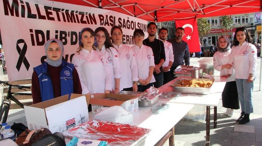 Devrek&rsquo;te &uuml;niversiteli &ouml;ğrenciler şehitler i&ccedil;in helva dağıttı