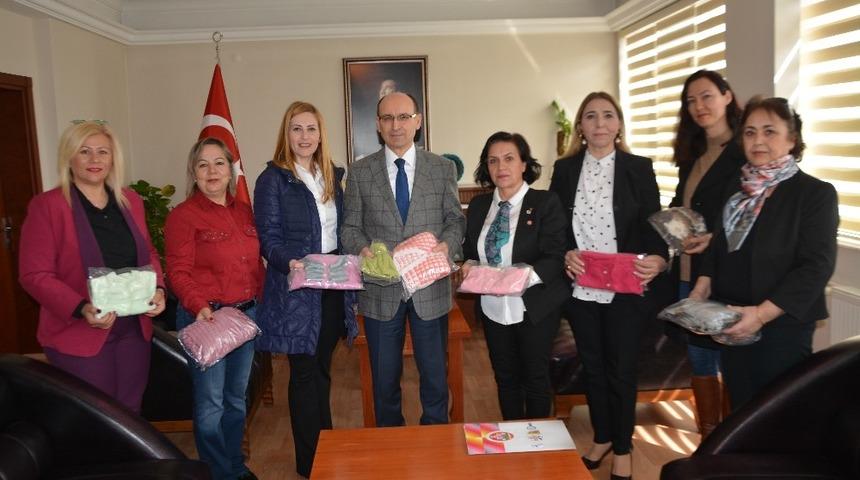 S&ouml;keli Kadınlardan &Ccedil;ocuklar &Uuml;ş&uuml;mesin Diye Anne Eli