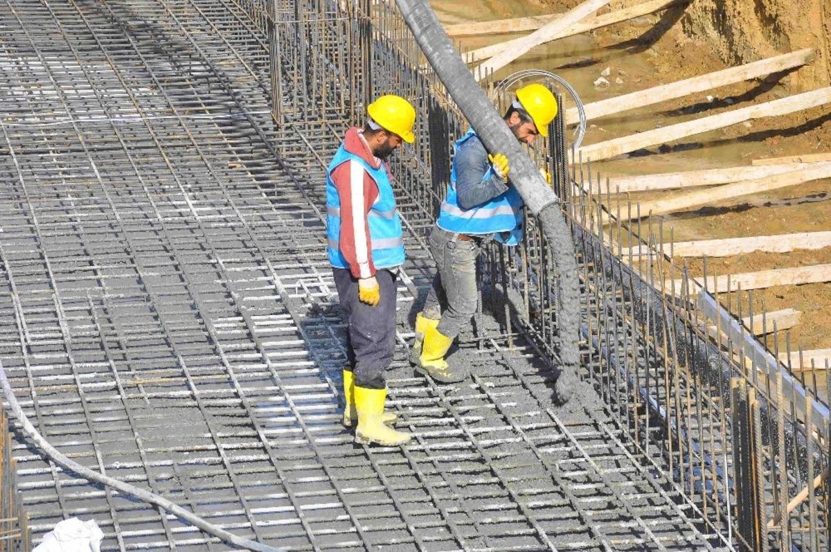 Akşemsettin Yarı Olimpik Havuzu&rsquo;nun temel betonu atıldı