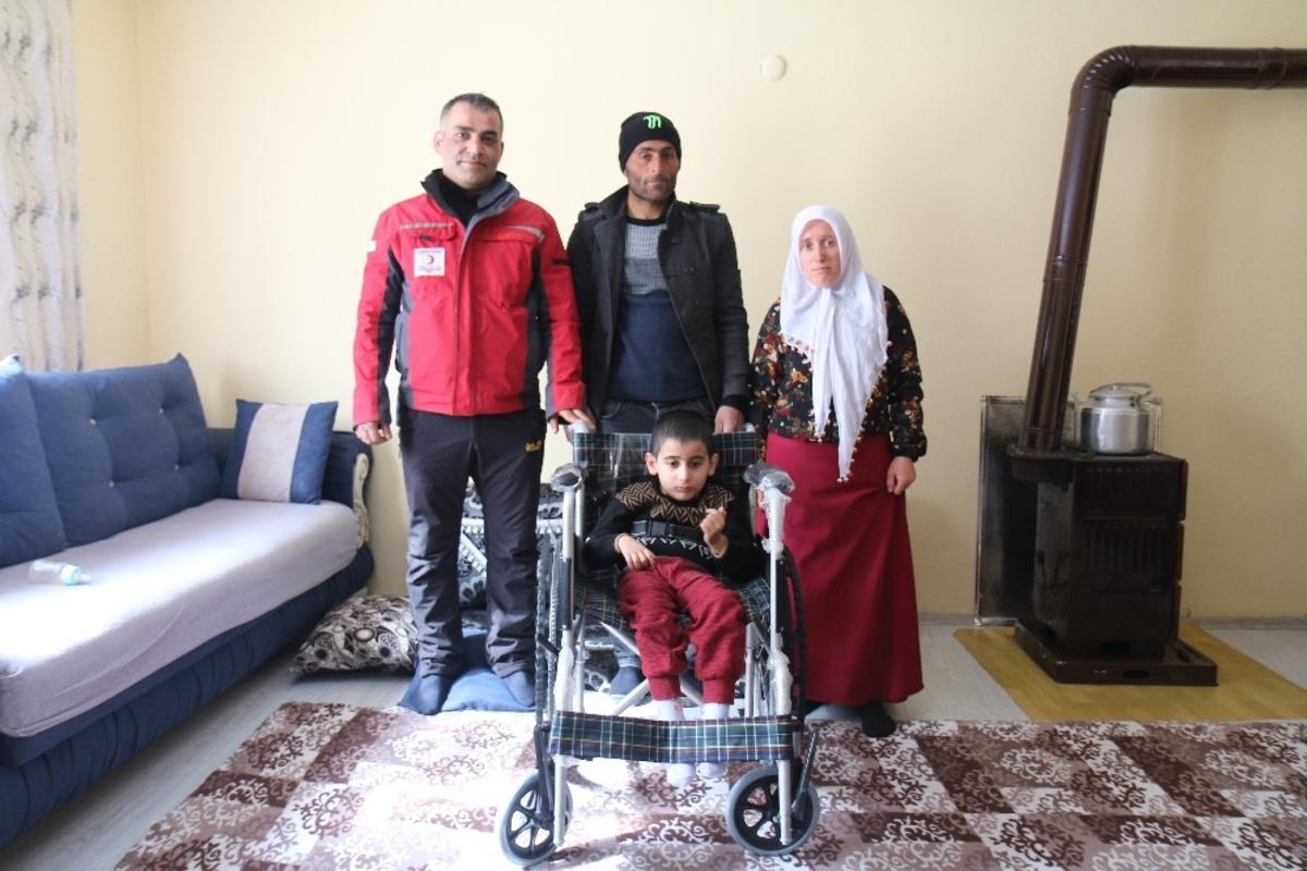 Tekerlekli sandalyesi enkazda kalan &ccedil;ocuğun y&uuml;z&uuml;n&uuml; Kızılay g&uuml;ld&uuml;rd&uuml;