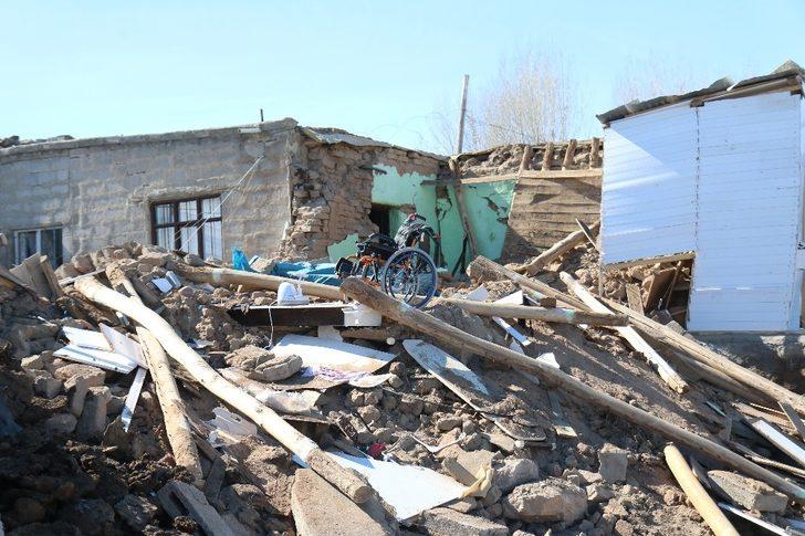 Tekerlekli sandalyesi enkazda kalan çocuğun yüzünü Kızılay güldürdü G1