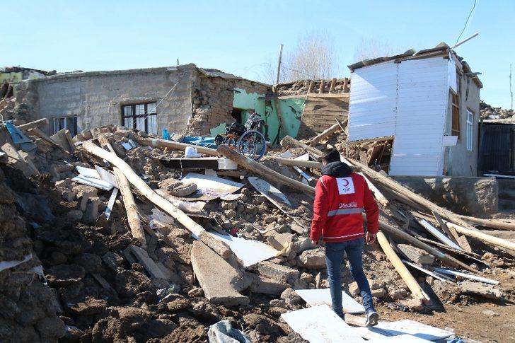 Tekerlekli sandalyesi enkazda kalan çocuğun yüzünü Kızılay güldürdü G2