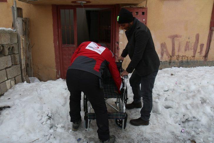 Tekerlekli sandalyesi enkazda kalan çocuğun yüzünü Kızılay güldürdü G3