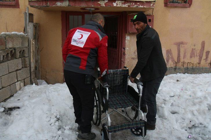 Tekerlekli sandalyesi enkazda kalan çocuğun yüzünü Kızılay güldürdü G4