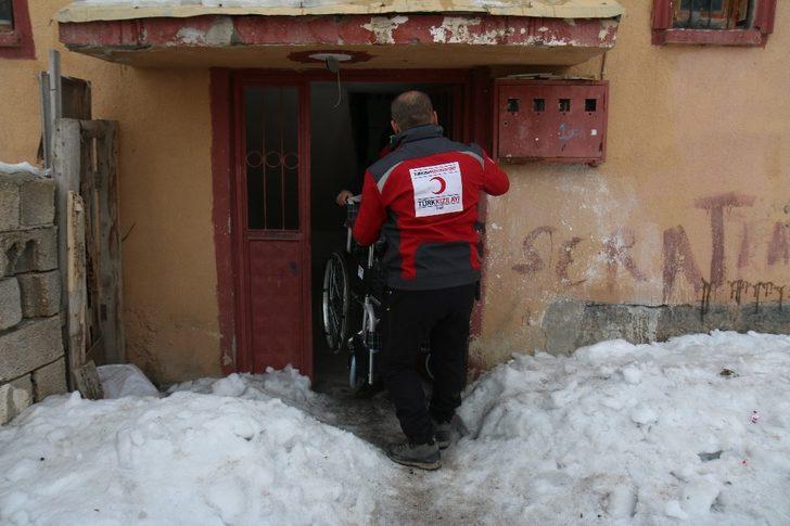 Tekerlekli sandalyesi enkazda kalan çocuğun yüzünü Kızılay güldürdü G5