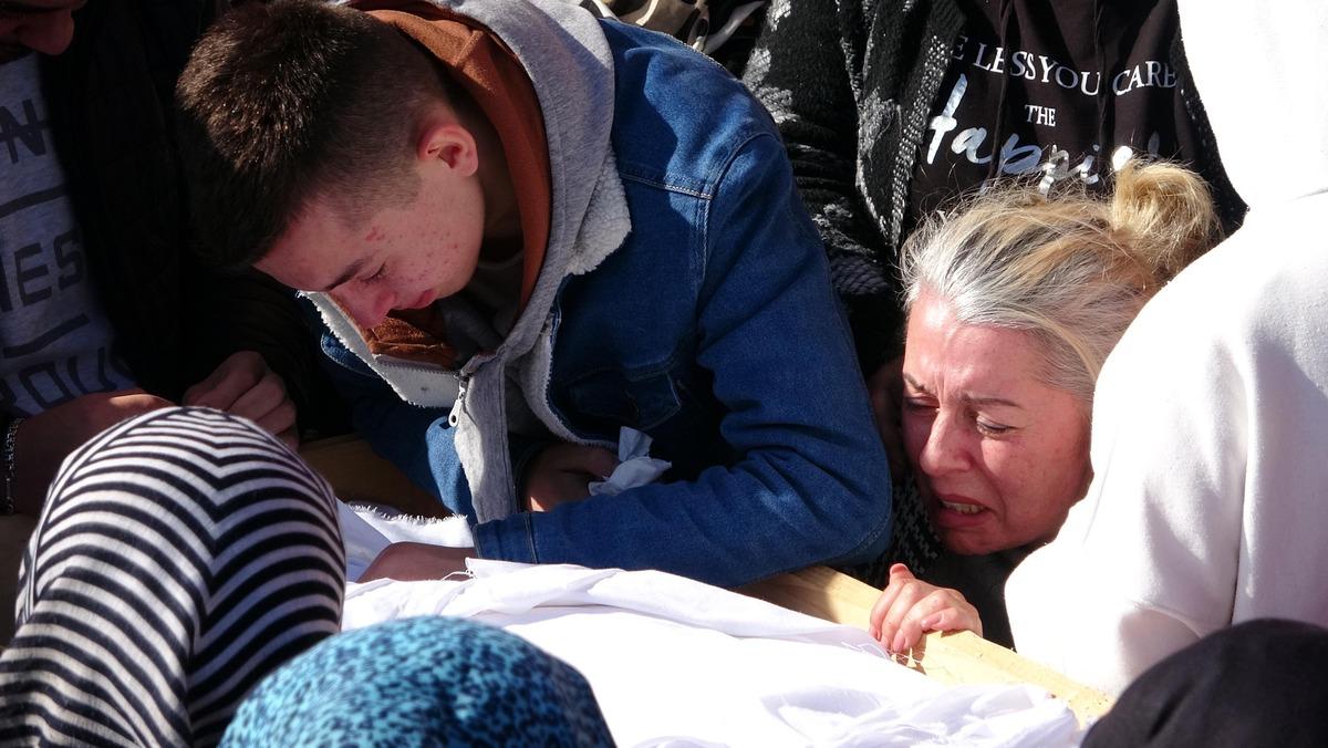 Son s&ouml;z&uuml; 'anne' olan Aleyna'ya, annesinden zor veda