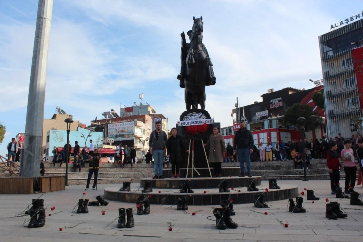 Şehitleri temsilen 33 bota karanfiller sunuldu