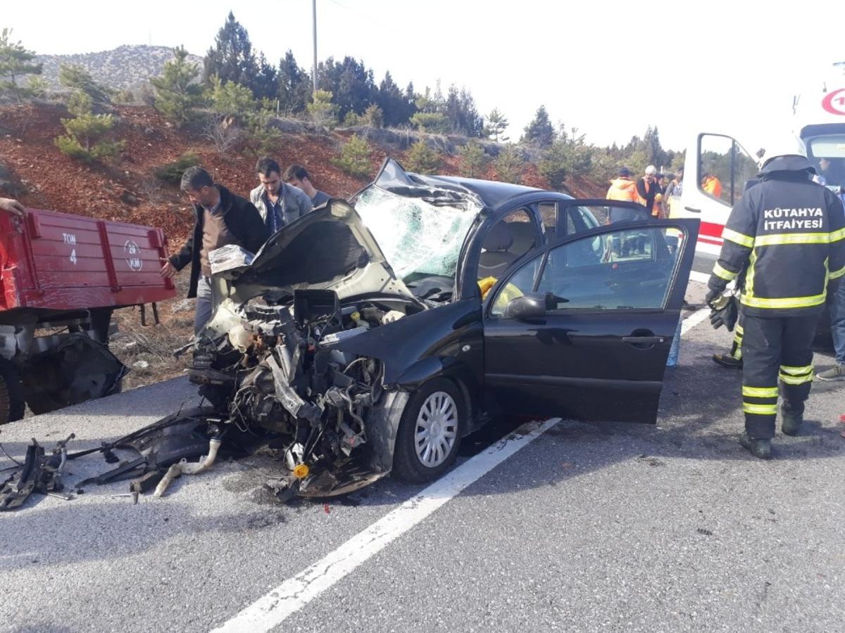 Trakt&ouml;r ile otomobil &ccedil;arpıştı: 1 &ouml;l&uuml;, 1 yaralı