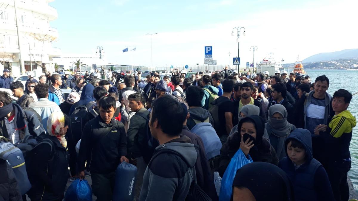 Midilli Adası&rsquo;nda g&ouml;&ccedil;menlerle Yunan polisi arasında gerginlik  