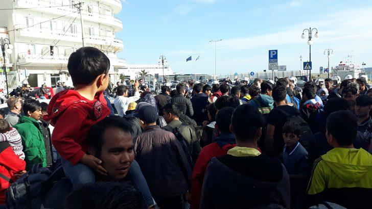 Midilli Adası’nda göçmenlerle Yunan polisi arasında gerginlik   G1