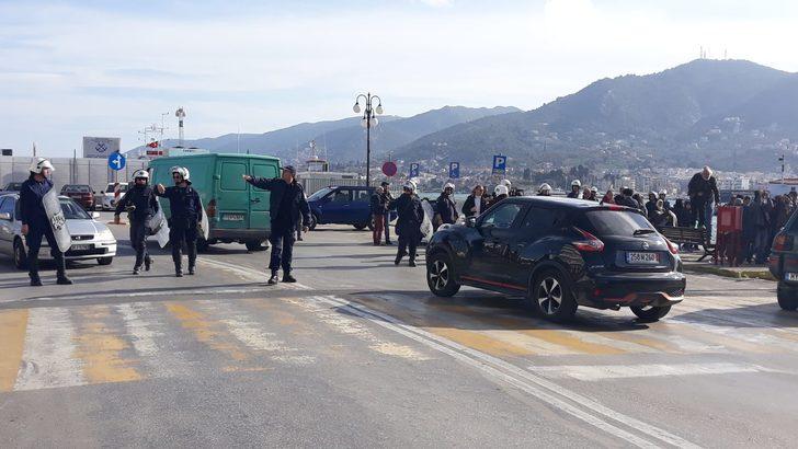 Midilli Adası’nda göçmenlerle Yunan polisi arasında gerginlik   G3