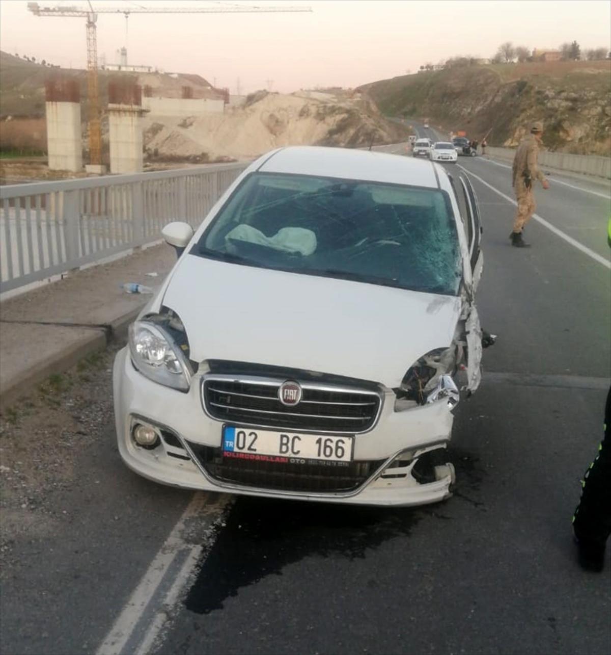 Şanlıurfa'da iki otomobil &ccedil;arpıştı: 8 yaralı