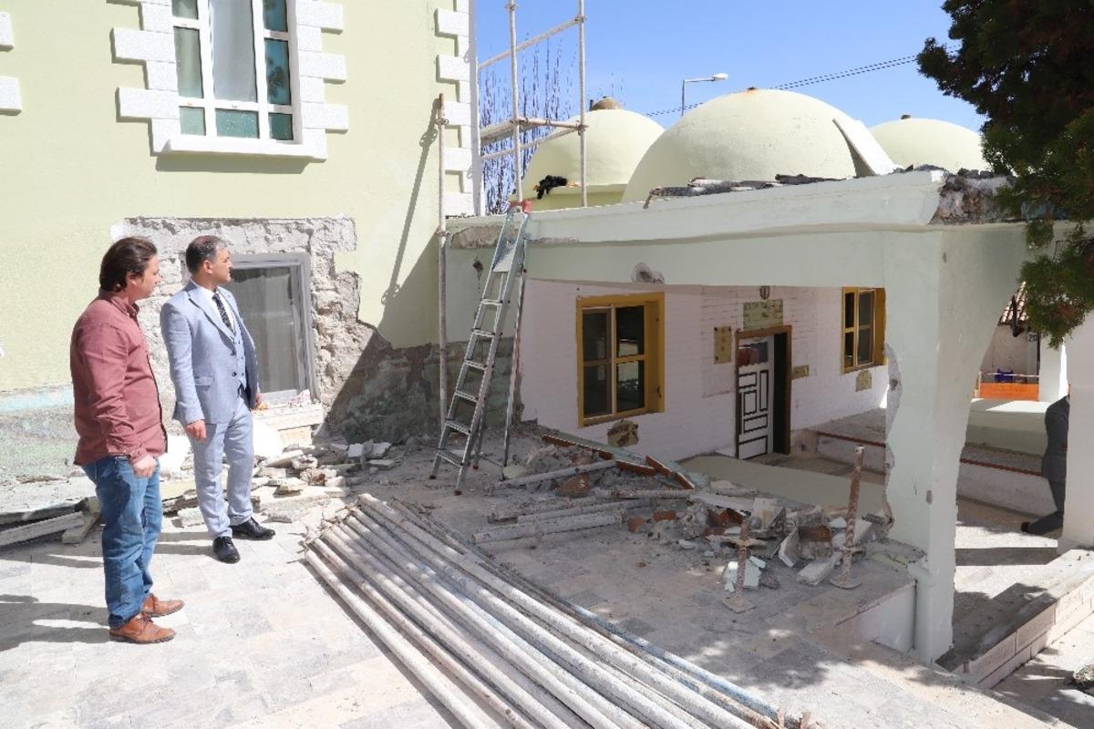 -Vahib-İ &Uuml;mmi Ve Sinan-I &Uuml;mmi Hazretlerinin T&uuml;rbesi restore ediliyor