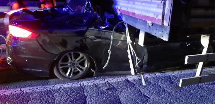 Başkent’te otomobil TIR’a ok gibi saplandı: 2 ölü G2