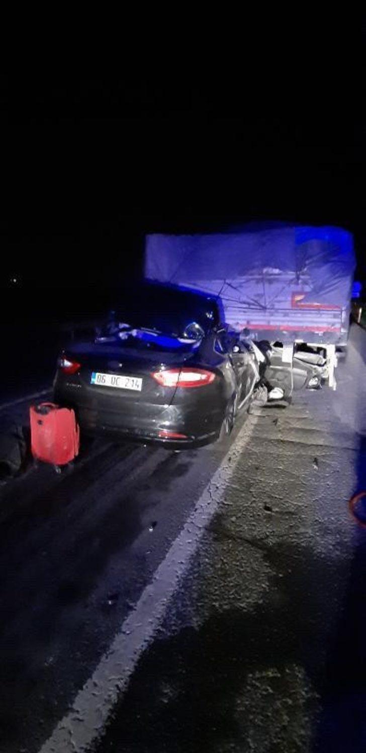 Başkent’te otomobil TIR’a ok gibi saplandı: 2 ölü G3