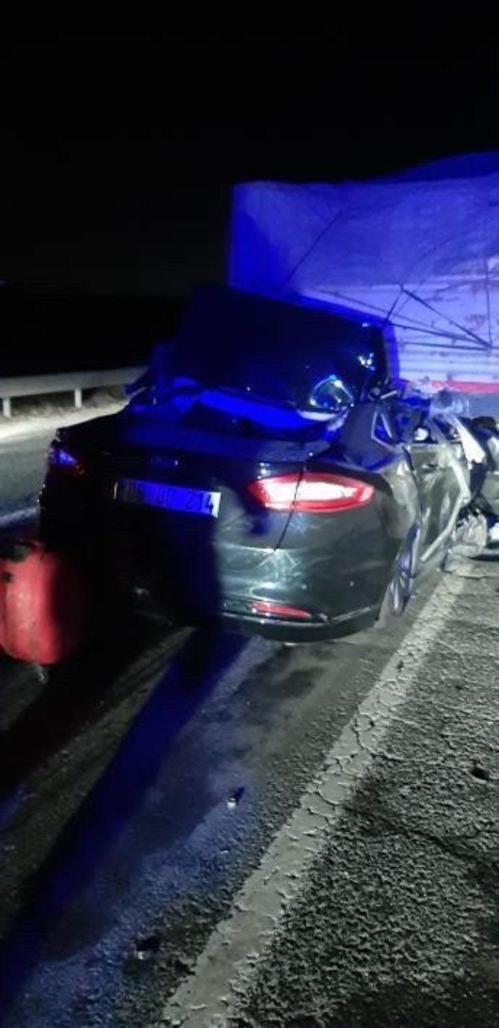 Başkent’te otomobil TIR’a ok gibi saplandı: 2 ölü G4