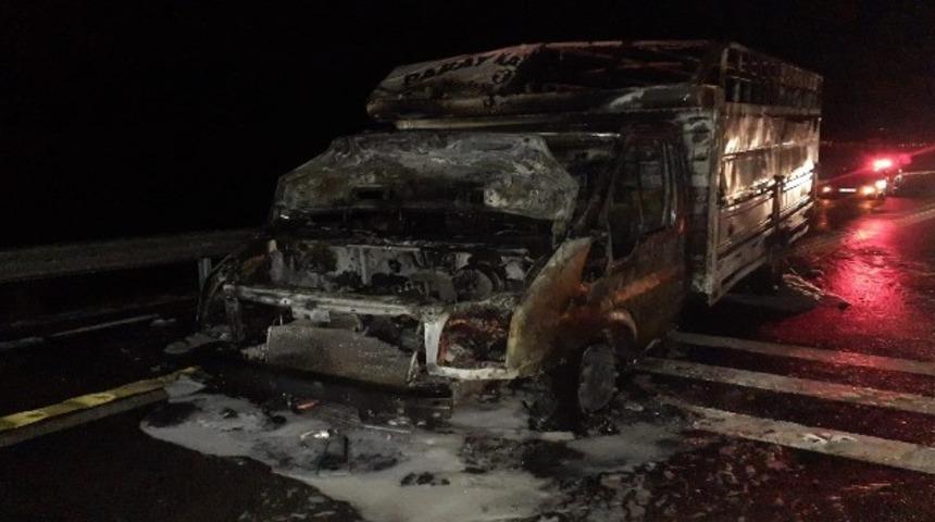 Çorum'da seyir halindeki kamyonet alev topuna döndü