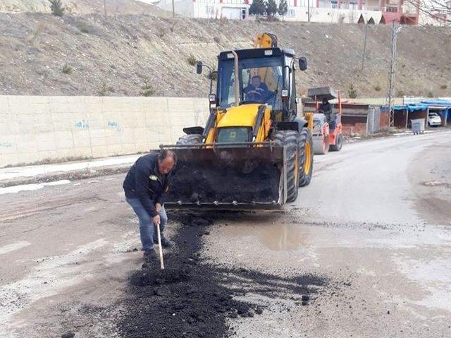 Bayburt’ta bozulan yollar onarılıyor