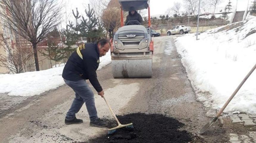 Bayburt&rsquo;ta bozulan yollar onarılıyor