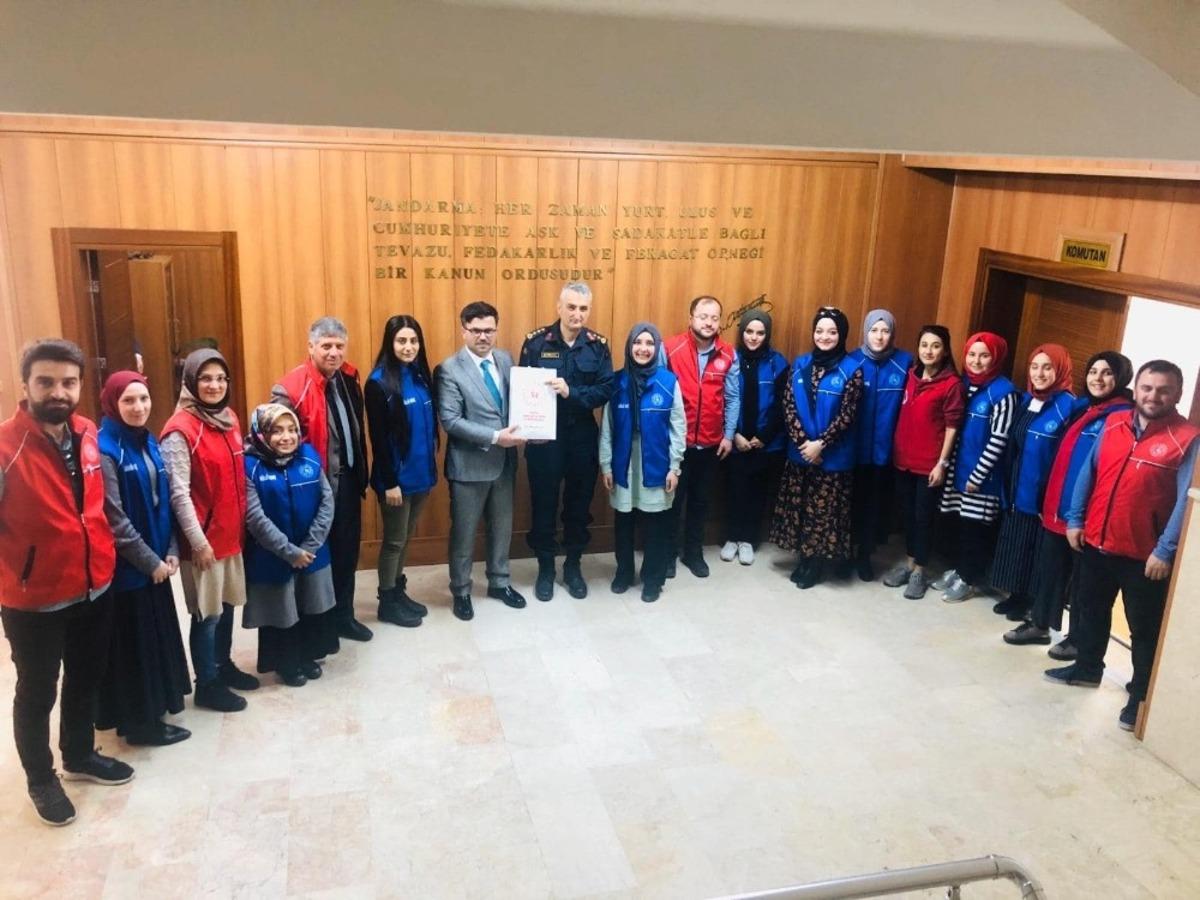 Gen&ccedil;lerden, jandarmaya moral ziyareti